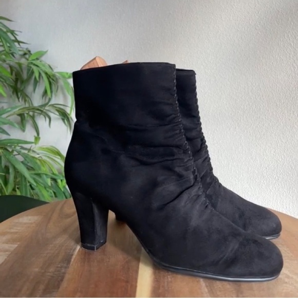 Aerosoles Boots Women’s 10 Black Faux Suede Heeled Ankle Boots Midline Ruching - Picture 1 of 14